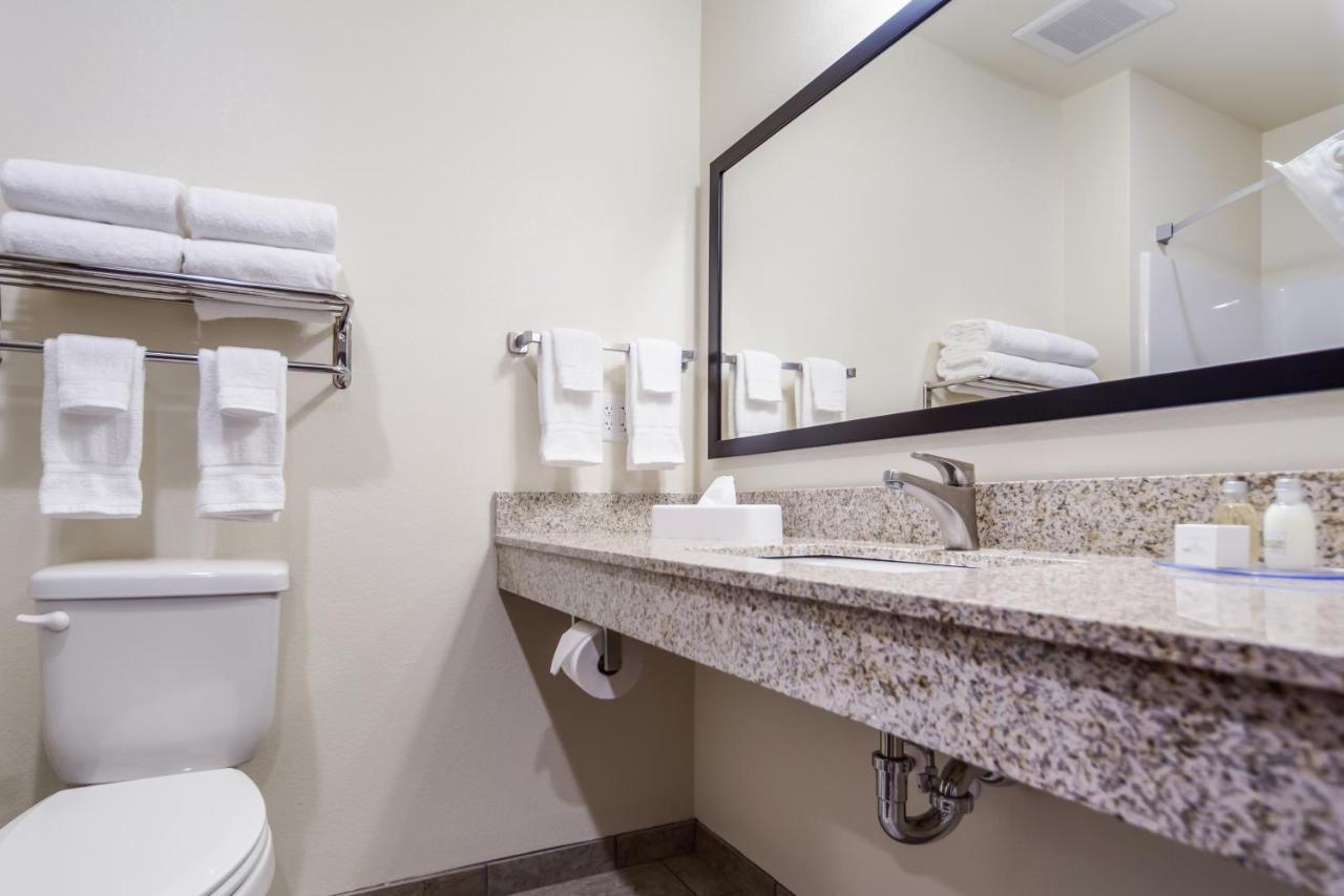 Cobblestone Inn & Suites-Fremont ภายนอก รูปภาพ