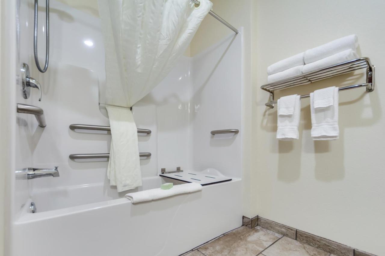 Cobblestone Inn & Suites-Fremont ภายนอก รูปภาพ