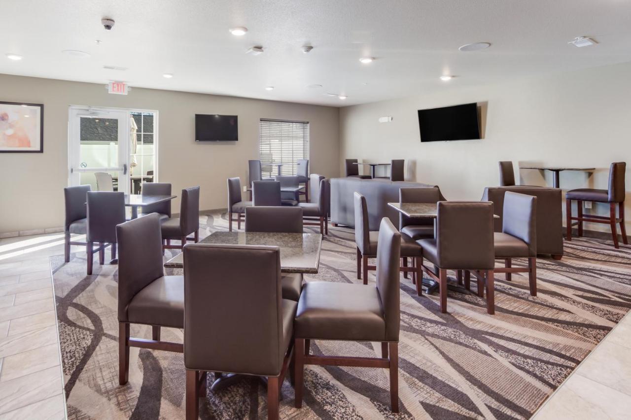 Cobblestone Inn & Suites-Fremont ภายนอก รูปภาพ