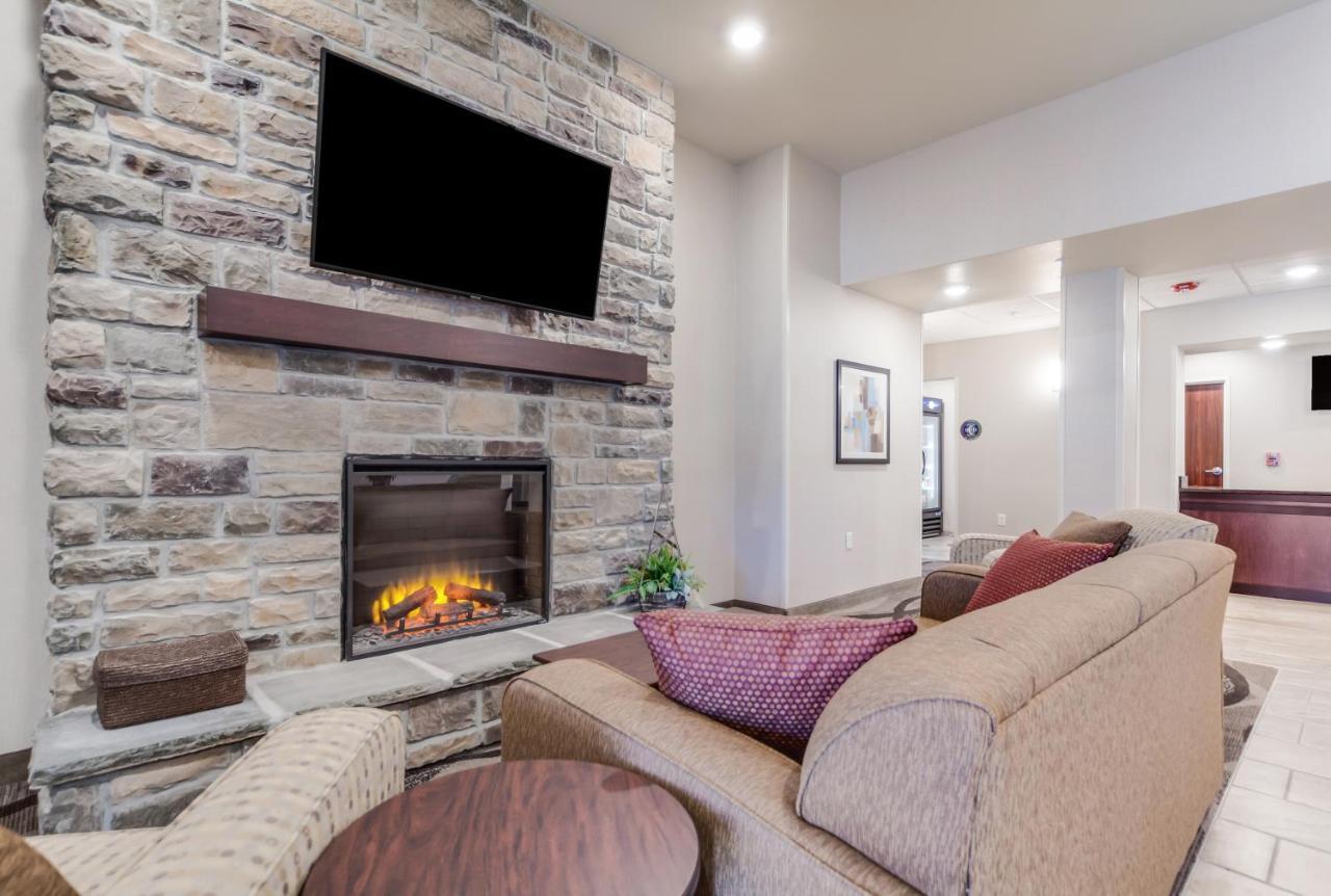Cobblestone Inn & Suites-Fremont ภายนอก รูปภาพ