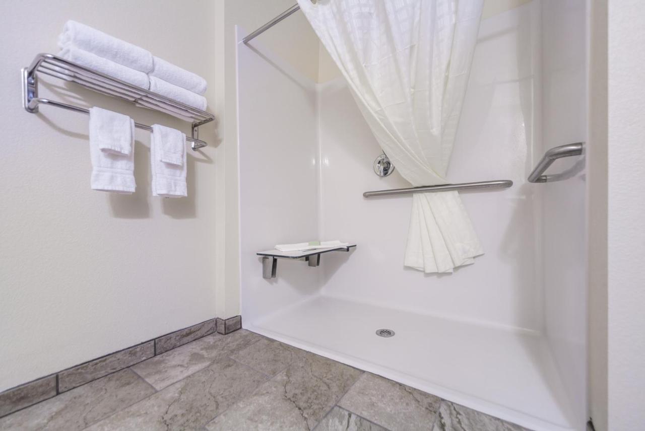 Cobblestone Inn & Suites-Fremont ภายนอก รูปภาพ