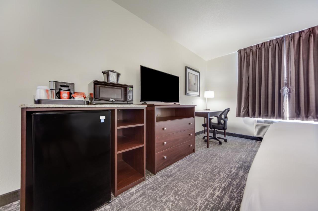 Cobblestone Inn & Suites-Fremont ภายนอก รูปภาพ