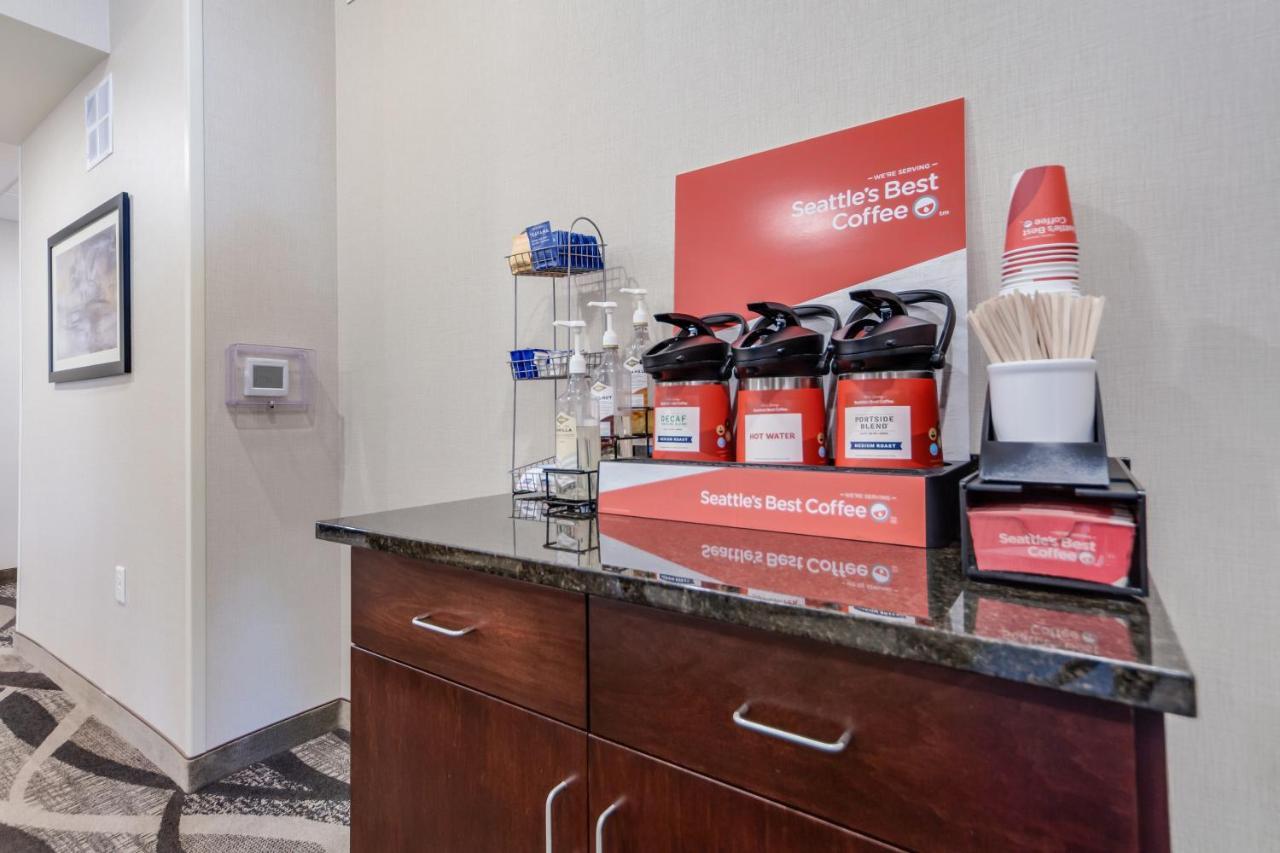 Cobblestone Inn & Suites-Fremont ภายนอก รูปภาพ